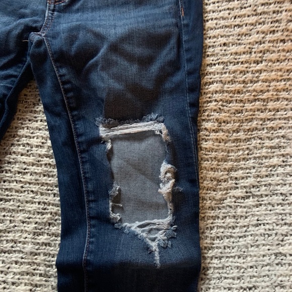 🔆Moving Sale 20% Off 🔆AEO Dark Wash Ripped Jeans - Picture 2 of 7